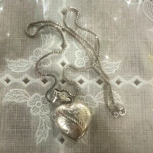 BEAUTIFUL VINTAGE ESTATE STERLING SILVER HAND CARVED HEART LOCKET 18” NECKLACE